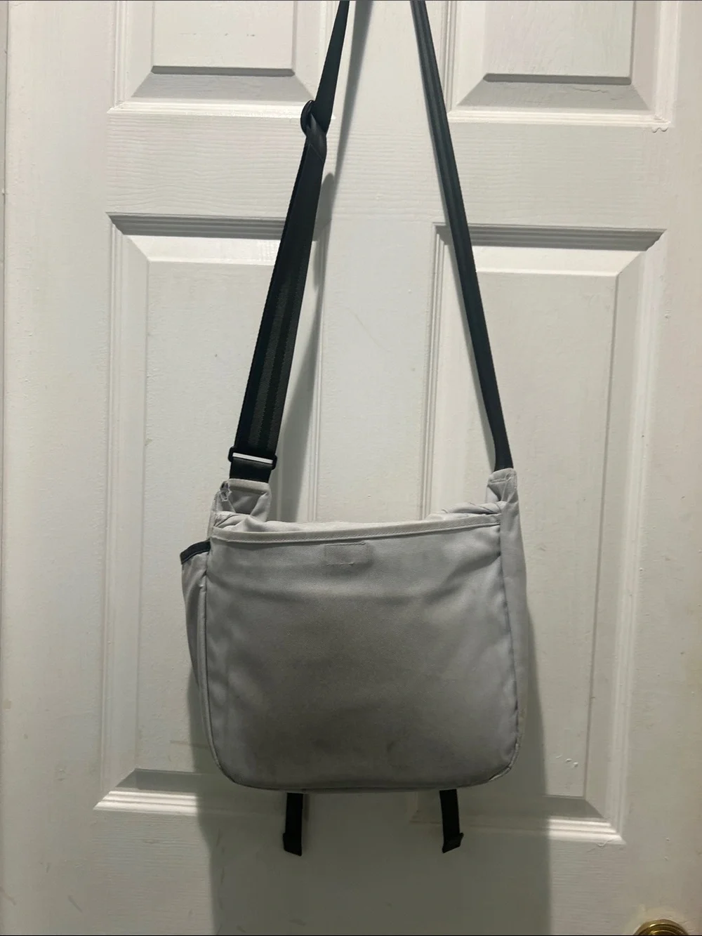Patagonia Light Gray Messenger Bag with Teal Zipper